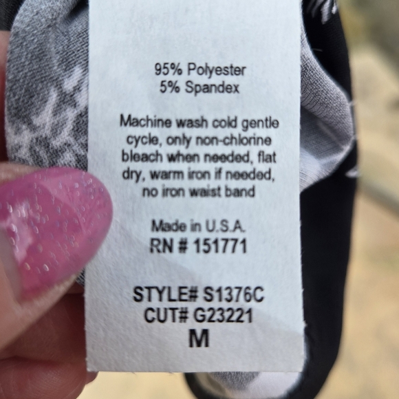 NWT Gilli Black and White Floral A-line Skirt - Picture 4 of 6